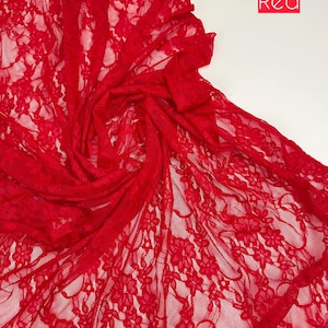 K&ouml;nnte beinhalten: Leuchtend roter Spitzenstoff mit floralem Muster. Das zarte Material ist drapiert und gefaltet, wodurch ein strukturierter Effekt entsteht. Das Wort "Red" befindet sich in einem roten Feld oben rechts. Ideal f&uuml;r N&auml;harbeiten, Kleidung und Bastelarbeiten.