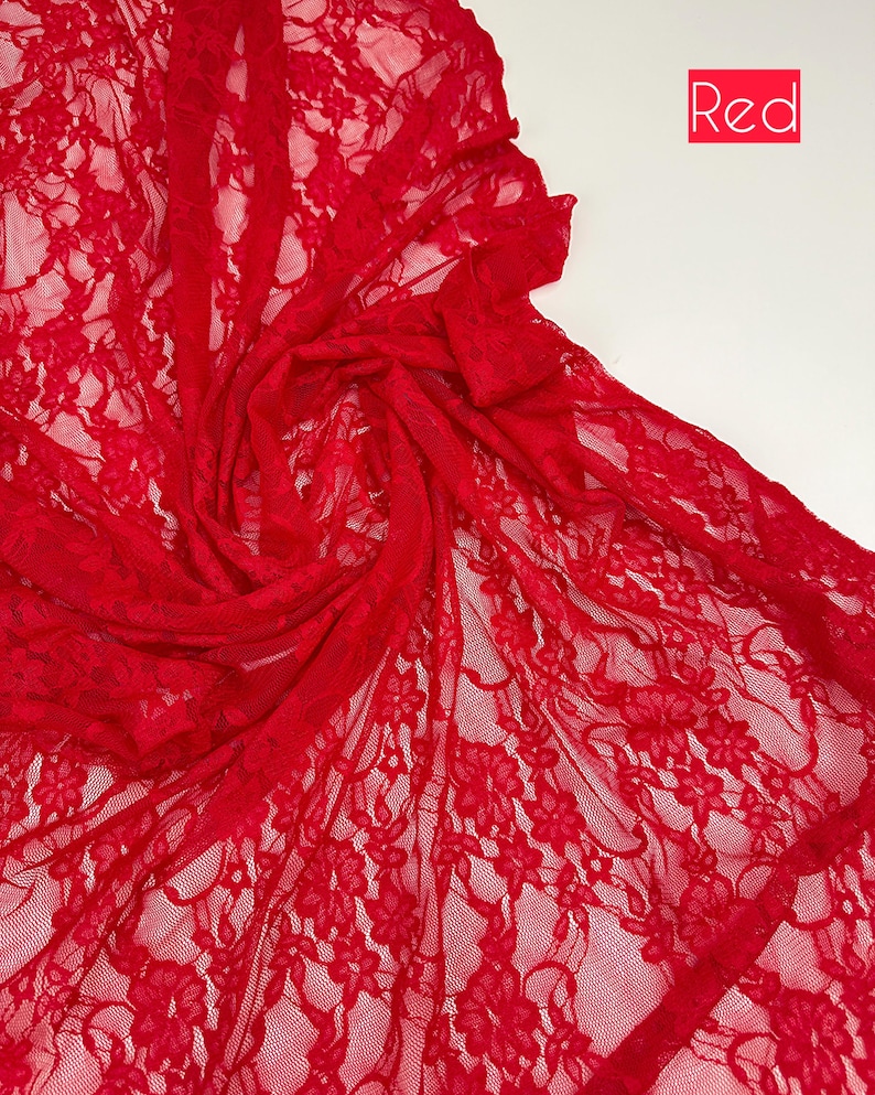 K&ouml;nnte beinhalten: Leuchtend roter Spitzenstoff mit floralem Muster. Das zarte Material ist drapiert und gefaltet, wodurch ein strukturierter Effekt entsteht. Das Wort "Red" befindet sich in einem roten Feld oben rechts. Ideal f&uuml;r N&auml;harbeiten, Kleidung und Bastelarbeiten.