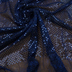 Puede incluir: Una tela azul oscuro transparente con un patrón denso de pequeñas lentejuelas circulares reflectantes. El material está fruncido en el centro, creando pliegues y drapeados que resaltan la textura brillante y la calidad translúcida de la malla.