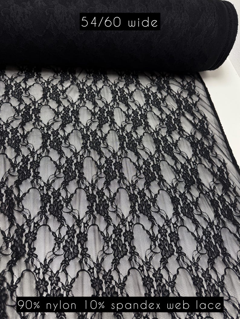 K&ouml;nnte beinhalten: Eine Rolle schwarzer Webspitze mit floralem Muster. Der Stoff ist 137/152 cm breit und besteht aus 90 % Nylon und 10 % Elasthan. Die Spitze hat ein zartes, offenes Webdesign.