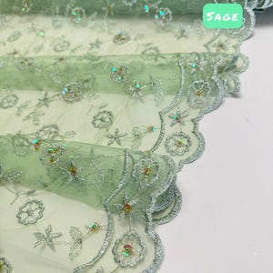 Peut inclure: Tissu en dentelle brod&eacute;e vert sauge avec des d&eacute;tails floraux et &agrave; paillettes. Le tissu a un bord festonn&eacute; et le texte "SAGE" est visible. Le texte "LIMITED STOCK Will Not Be Restocked" est &eacute;galement visible.