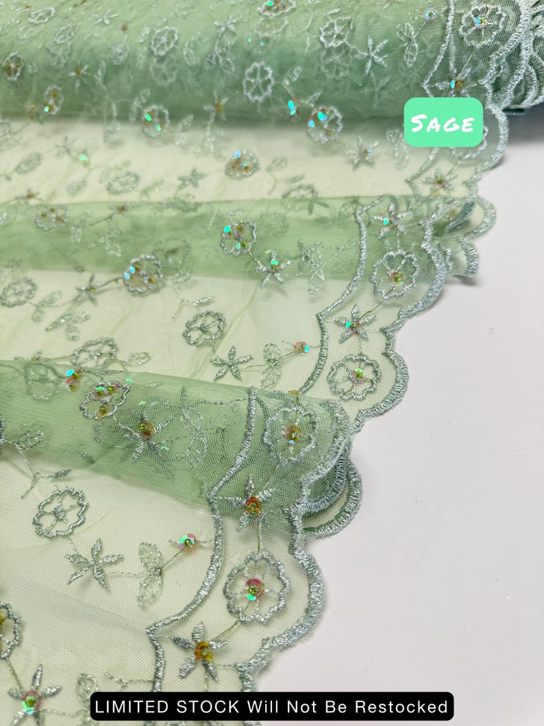 Peut inclure: Tissu en dentelle brod&eacute;e vert sauge avec des d&eacute;tails floraux et &agrave; paillettes. Le tissu a un bord festonn&eacute; et le texte "SAGE" est visible. Le texte "LIMITED STOCK Will Not Be Restocked" est &eacute;galement visible.
