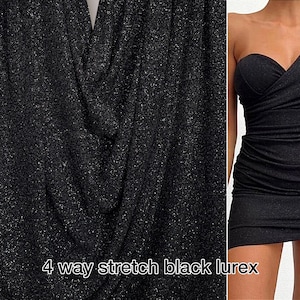 Pode incluir: Tecido preto de elasticidade com acabamento brilhante. O tecido &eacute; mostrado drapeado e tamb&eacute;m em um vestido de um ombro s&oacute;. O texto "4 way stretch black lurex" &eacute; vis&iacute;vel na imagem.