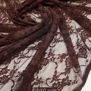 Pode incluir: Close-up de tecido de renda castanha com padr&otilde;es florais. O tecido tem 147/152 cm de largura e &eacute; feito de 90% nylon e 10% spandex. A palavra "Brown" est&aacute; no canto superior esquerdo.