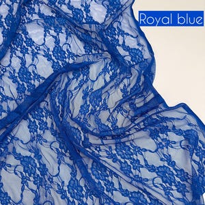 K&ouml;nnte beinhalten: K&ouml;nigsblauer Spitzenstoff mit floralem Muster. Das zarte, transparente Material ist drapiert und zeigt das komplizierte Design. Der Text "Royal blue" wird in einem wei&szlig;en Rechteck oben rechts angezeigt.