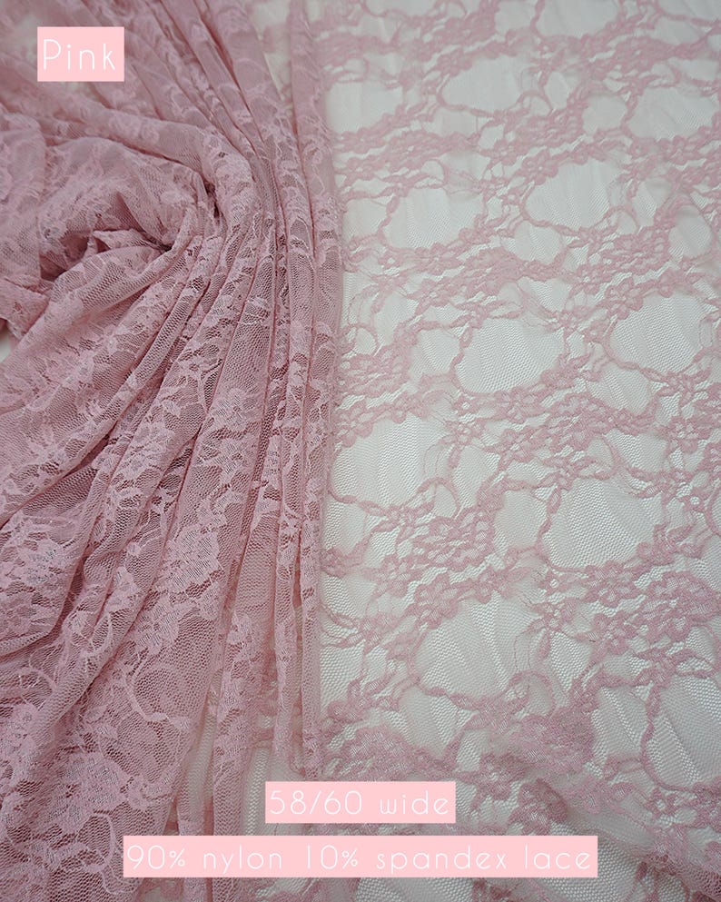 K&ouml;nnte beinhalten: Hellrosa Spitzenstoff mit floralem Muster. Der Stoff ist 147-152 cm breit und besteht aus 90 % Nylon und 10 % Elasthan. Das Wort "Pink" befindet sich in einem rosa Feld oben links.