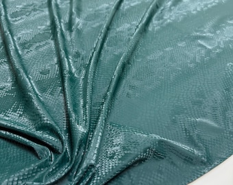 Tela de piel sintética con relieve de serpiente verde azulado, piel de serpiente elástica cortada a medida para tapicería, disfraces, bolsos, confección de vestidos y chaquetas. Hecho en Corea.