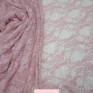Pode incluir: Tecido de renda rosa claro com um padr&atilde;o floral. O tecido tem 147/152 cm de largura e &eacute; feito de 90% nylon e 10% spandex. A palavra "Pink" est&aacute; em uma caixa rosa no canto superior esquerdo.
