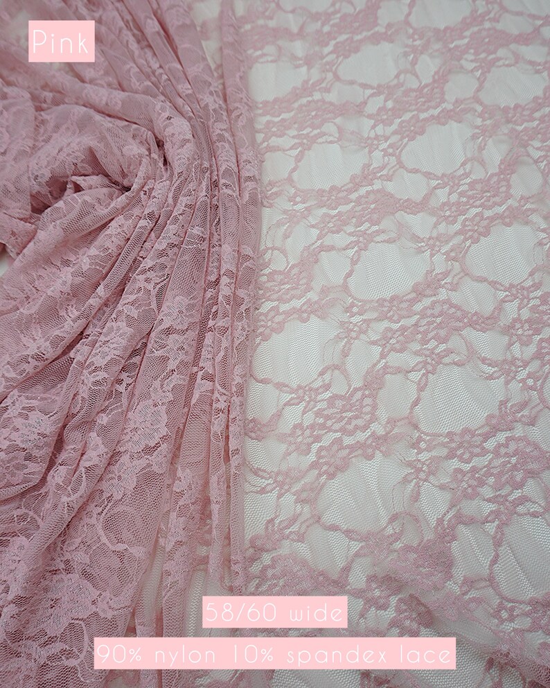 Pode incluir: Tecido de renda rosa claro com um padr&atilde;o floral. O tecido tem 147/152 cm de largura e &eacute; feito de 90% nylon e 10% spandex. A palavra "Pink" est&aacute; em uma caixa rosa no canto superior esquerdo.