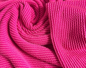 Felroze geribbelde golvende gebreide stof, 4-way stretch gekrulde rib, luxe roze stof op maat gesneden, voor kleding, doe-het-zelfprojecten en mode,