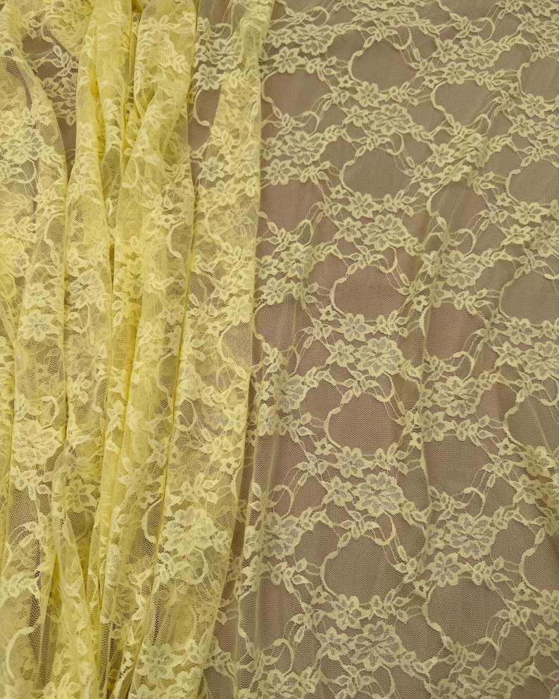 K&ouml;nnte beinhalten: Nahaufnahme eines hellgelben Spitzenstoffs. Das zarte Blumenmuster ist im gesamten Material sichtbar. Der Stoff ist drapiert und zeigt die Textur und Transparenz der Spitze. Ideal f&uuml;r Bekleidung, Basteln und Heimdekoration.
