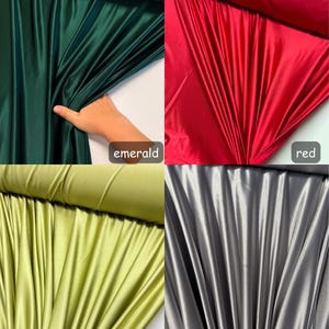 K&ouml;nnte beinhalten: Vier Rollen Satin-Stoff in verschiedenen Farben: Smaragdgr&uuml;n, Rot, Kiwi-Gr&uuml;n und Silber. Der Stoff ist glatt und gl&auml;nzend.