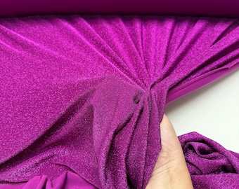 Pode incluir: Um rolo de tecido fúcsia vibrante com um brilho sutil. O tecido é drapeado e franzido, mostrando sua textura e fluxo. A cor é um tom rico e saturado, perfeito para roupas ou projetos decorativos.