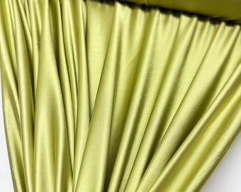 Tela de nailon y licra satinada súper elástica verde kiwi cortada a medida, para vestidos, monos, ropa deportiva y ropa de baile. Material verde lima brillante.