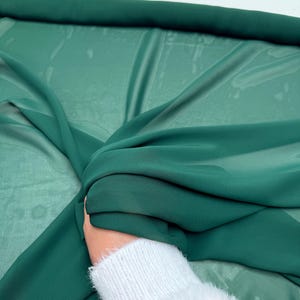 Grönt chiffongtyg på metervara Hunter Green Prisvärda tyger Brudchiffong Transparent Lätt Grönt chiffongtyg för klänningsslöjor Rosetter bild 4