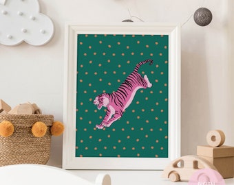 Op de afbeelding: Een digitale downloadprint met een springende roze tijger op een groene achtergrond met oranje stippen. De print is ingelijst in een wit frame.