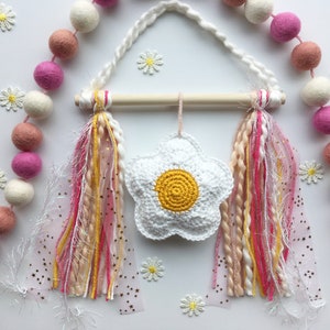 Retro Daisy Wall Hanging/Daisy Nursery/Spring Nursery Decor/Spring Daisy Decor/Retro Wall Decor/Retro Kids Room/Crochet Daisy Wall Hanging