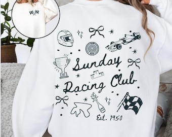 Puede incluir: Sudadera blanca con un diseño gráfico en blanco y negro que presenta un coche de carreras, una bandera a cuadros, un trofeo, un casco y el texto "Sunday Racing Club. Est. 1950".