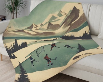 Può includere: Un'illustrazione in stile vintage di una partita di hockey in un paesaggio montano innevato. Quattro giocatori sono sul ghiaccio, con un giocatore che tira il disco verso la porta. Le montagne sono sullo sfondo, con alberi e neve sul terreno.