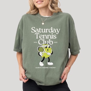 Camiseta de tenis retro con colores cómodos del club de tenis del sábado, camiseta de tenis para mujer, camiseta gráfica deportiva vintage, camiseta de tenis divertida, regalo para ella