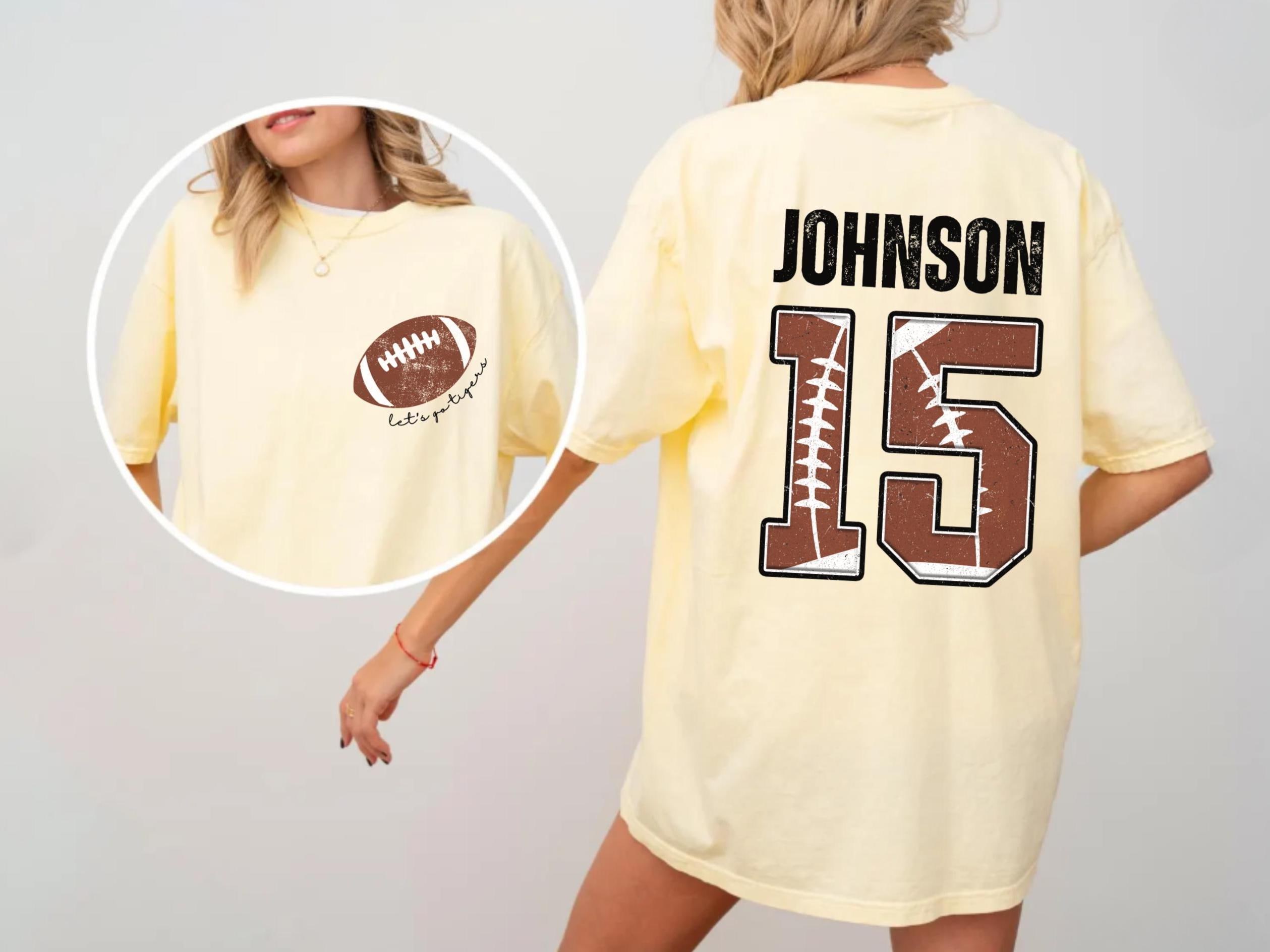 カスタムコンフォートカラーフットボールママシャツ：名前とジャージ