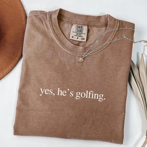 Ja, er ist Golf T-Shirt, Comfort Colors® Lustiges Golf-Shirt für Frauen, Golf-Witwe-Shirt, Golfer-Frau-T-Stück, Golf-Mama-Shirt, Golf-Geschenk für Sie