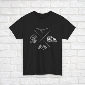 K&ouml;nnte beinhalten: Schwarzes T-Shirt mit einem wei&szlig;en Grafikdesign, das einen Cowboystiefel, einen Bullenkopf, ein Rennwagen und karierte Flaggen zeigt.