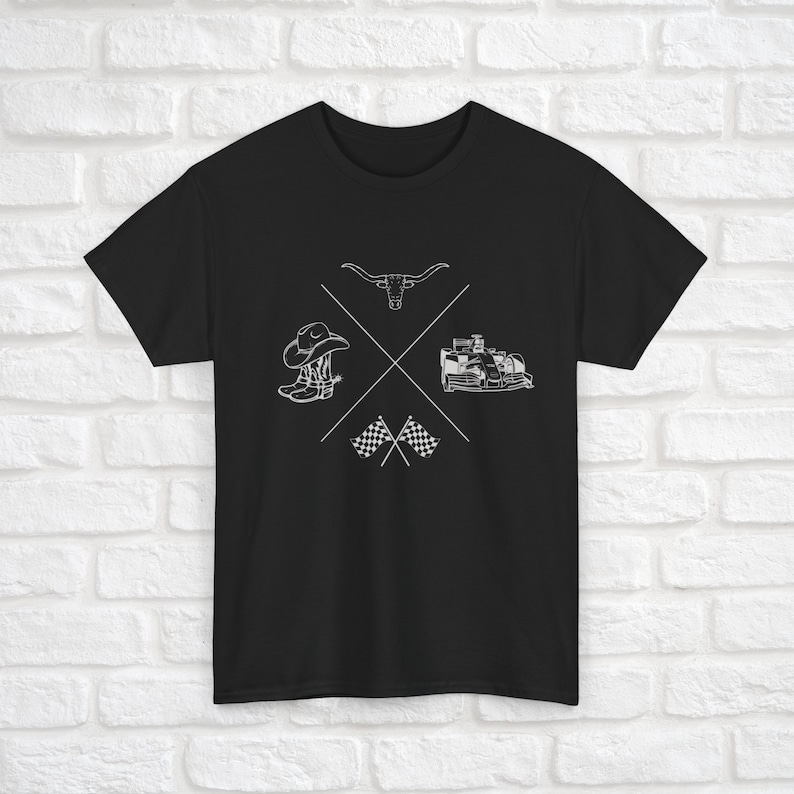 K&ouml;nnte beinhalten: Schwarzes T-Shirt mit einem wei&szlig;en Grafikdesign, das einen Cowboystiefel, einen Bullenkopf, ein Rennwagen und karierte Flaggen zeigt.