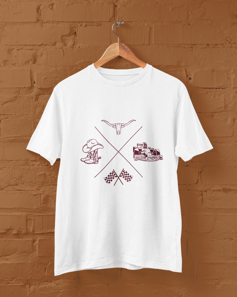 K&ouml;nnte beinhalten: Wei&szlig;es T-Shirt mit einem kastanienbraunen Grafikdesign, das einen Cowboyhut, Stiefel, einen Stierkopf, ein Rennwagen und karierte Flaggen zeigt. Die Grafik ist mittig auf dem Shirt platziert und von einem wei&szlig;en Hintergrund umgeben.