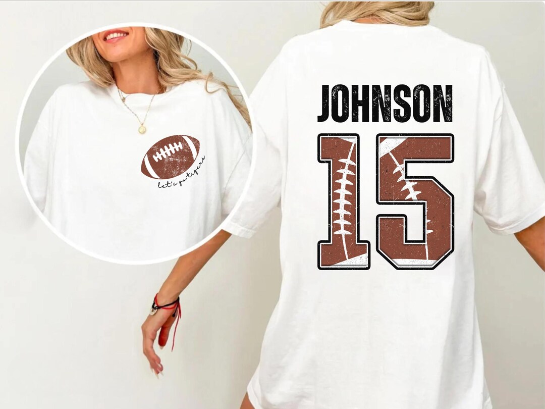 カスタムコンフォートカラーフットボールママシャツ：名前とジャージ