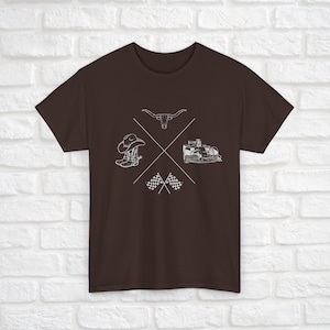 K&ouml;nnte beinhalten: Ein braunes T-Shirt mit einem wei&szlig;en Grafikdesign. Das Design zeigt einen Cowboystiefel, einen Stierkopf, ein Rennwagen und eine karierte Flagge.