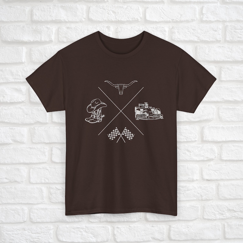K&ouml;nnte beinhalten: Ein braunes T-Shirt mit einem wei&szlig;en Grafikdesign. Das Design zeigt einen Cowboystiefel, einen Stierkopf, ein Rennwagen und eine karierte Flagge.