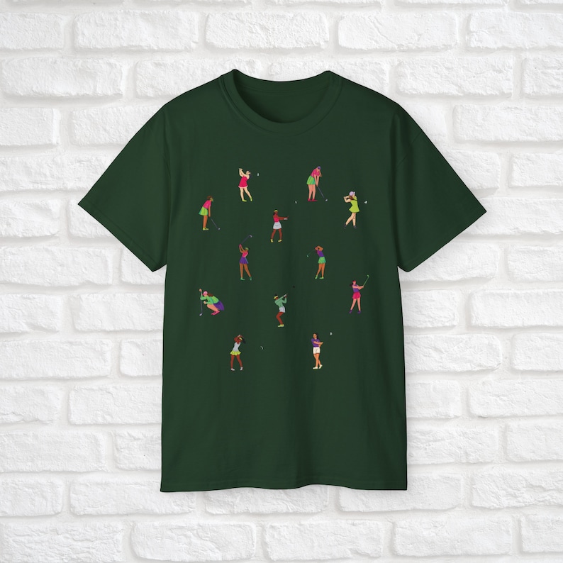 Może przedstawiać: Zielony t-shirt z nadrukiem kobiet grających w golfa w r&oacute;żnych pozach. Kobiety ubierają się w r&oacute;żne kolory, w tym r&oacute;żowy, zielony i ż&oacute;łty.