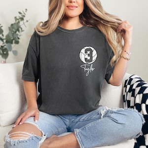 Pepper Comfort Colors 1717 t-shirt with a customizable name and number volleyball graphic.
