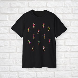 Może przedstawiać: Czarny T-shirt z wzorem kobiet grających w golfa w r&oacute;żnych pozach. Kobiety są ubrane w kolorowe ubrania i trzymają kije golfowe.