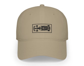 Puede incluir: Una gorra de béisbol de color beige con un contorno negro de un coche de carreras en la parte delantera.