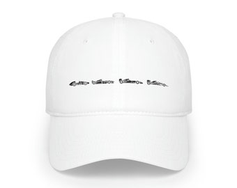 Puede incluir: Gorra de béisbol blanca con un contorno negro de cinco coches de carreras en la parte delantera.