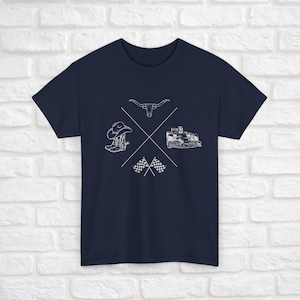 K&ouml;nnte beinhalten: Ein marineblaues T-Shirt mit einem wei&szlig;en Grafikdesign. Das Design zeigt einen Cowboystiefel, einen Bullenkopf, ein Rennwagen und eine karierte Flagge.