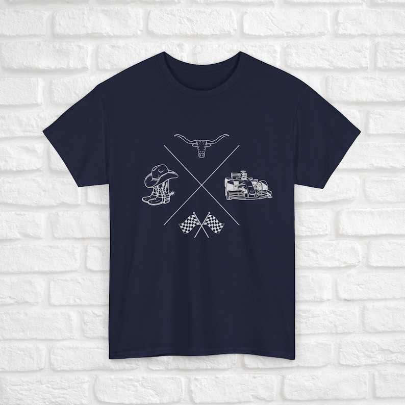 K&ouml;nnte beinhalten: Ein marineblaues T-Shirt mit einem wei&szlig;en Grafikdesign. Das Design zeigt einen Cowboystiefel, einen Bullenkopf, ein Rennwagen und eine karierte Flagge.