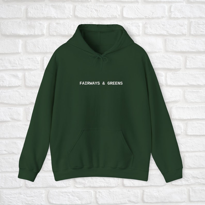 Puede incluir: Una sudadera con capucha de color verde oscuro con el texto "FAIRWAYS & GREENS" impreso en blanco en la parte delantera.