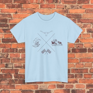 K&ouml;nnte beinhalten: Hellblaues T-Shirt mit einem grafischen Design aus Cowboyhut, Stiefeln, einem Stierkopf, einem Rennwagen und karierten Flaggen.