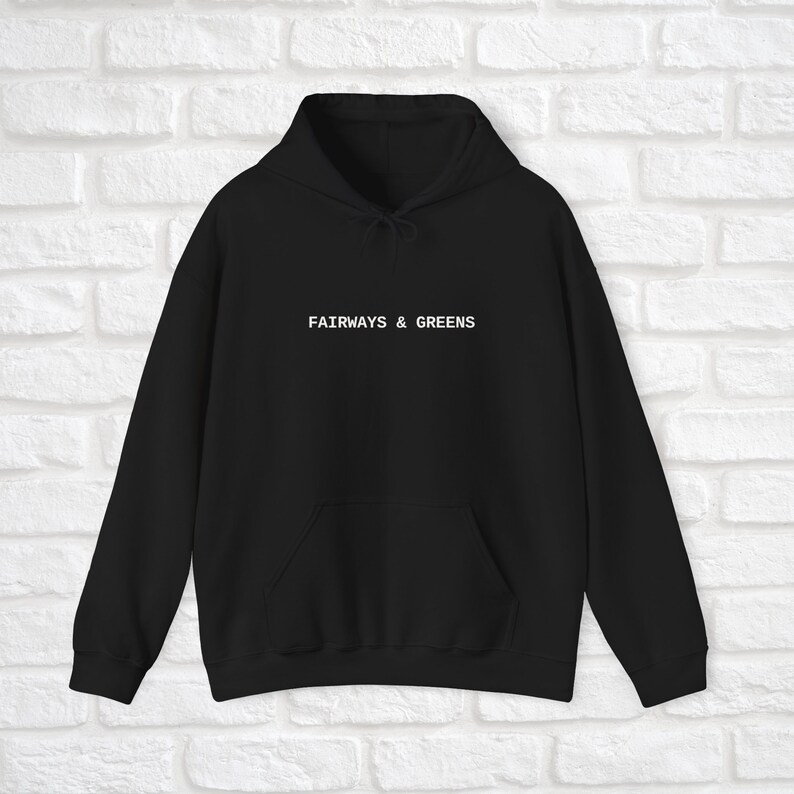 Puede incluir: Sudadera con capucha negra con el texto "Fairways & Greens" en letras blancas en la parte delantera.