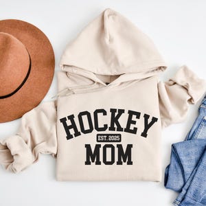 Personalized Hockey Mom Hoodie, Hockey Mom Est. 2025, Custom Hockey Mama Hooded Sweatshirt, Hockey Season Apparel, Gift for Hockey Mom