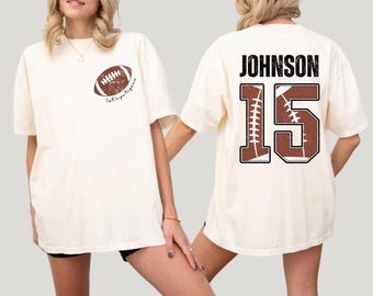 カスタムコンフォートカラーフットボールママシャツ：名前とジャージ