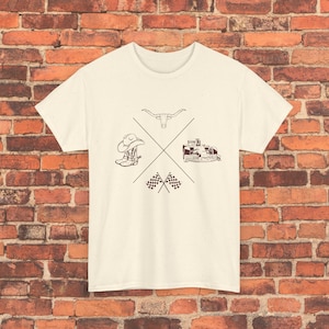 K&ouml;nnte beinhalten: Ein wei&szlig;es T-Shirt mit einem braunen Grafikdesign, das einen Cowboystiefel, einen Stierkopf, ein Rennwagen und karierte Flaggen zeigt.