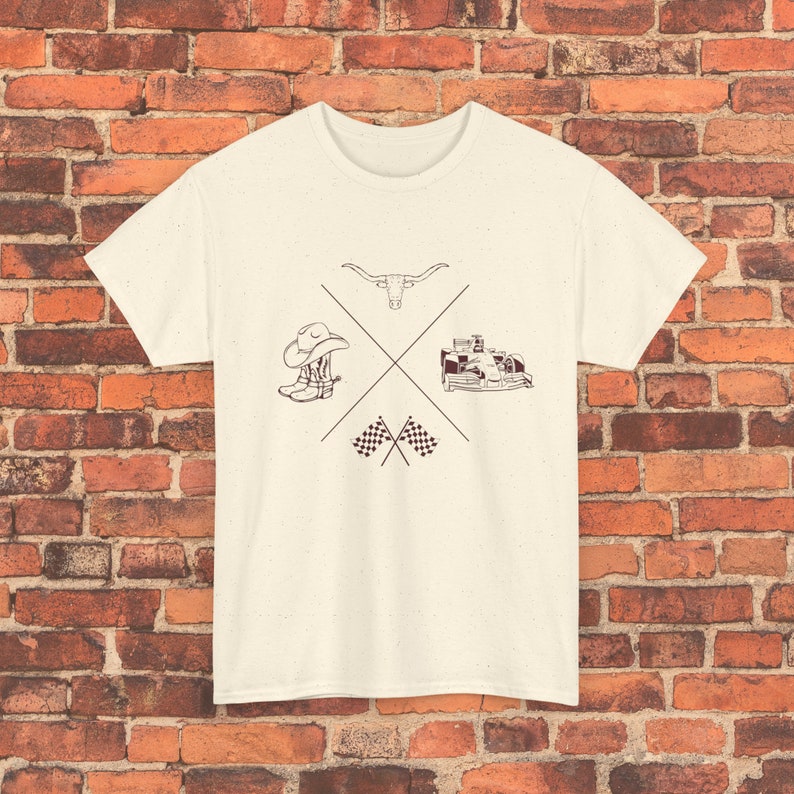 K&ouml;nnte beinhalten: Ein wei&szlig;es T-Shirt mit einem braunen Grafikdesign, das einen Cowboystiefel, einen Stierkopf, ein Rennwagen und karierte Flaggen zeigt.