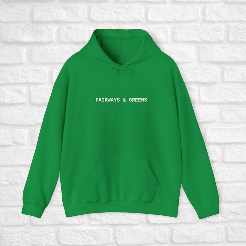 Puede incluir: Una sudadera con capucha de color verde brillante con el texto "FAIRWAYS & GREENS" impreso en blanco en la parte delantera.