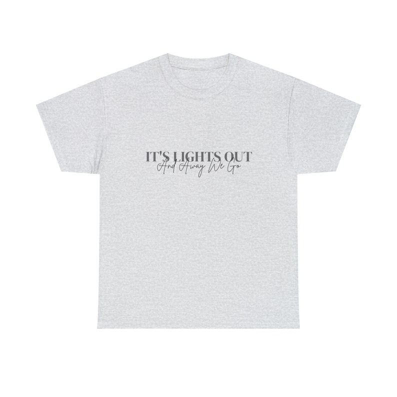 Puede incluir: Una camiseta gris jaspeada con el texto "It's Lights Out And Away We Go!" impreso en negro.
