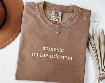 Namaste op het Reformer-shirt: comfortabel kleuren pilates- en yoga-shirt, grappig fitness-T-shirt