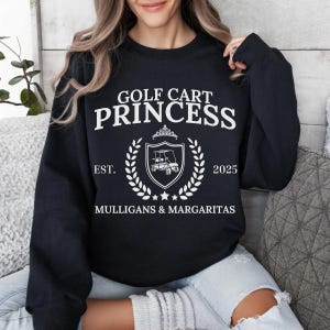 ゴルフカートプリンセスクルーネックスウェットシャツ、レディースゴルフセーター、奥様への面白いゴルフウェア、カートガールシャツ、彼女へのギフト